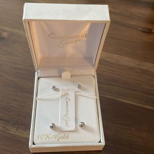 White gold stud earrings